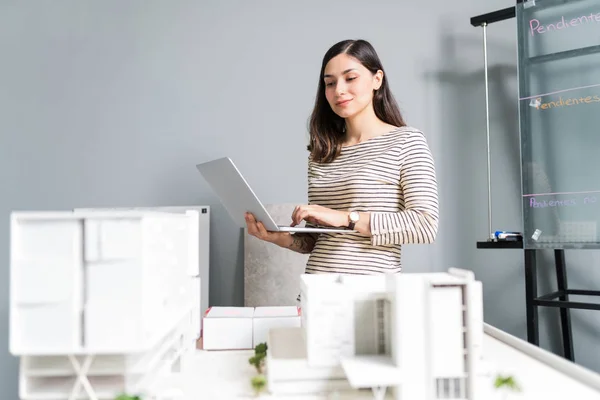 Självsäker Affärskvinna Med Bärbar Dator Samtidigt Analysera Modell Arkitektkontor — Stockfoto