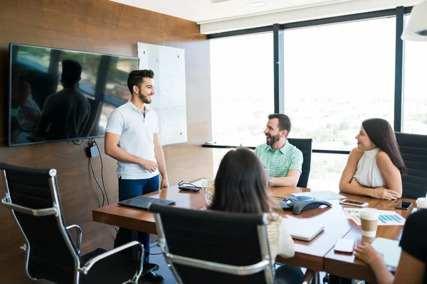 Zakenman Presenteert Nieuw Project Aan Team Vergadering Kantoor — Stockfoto