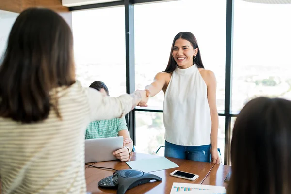 Young Businesswomen Shaking Hands Table Meeting Room Office — Φωτογραφία Αρχείου