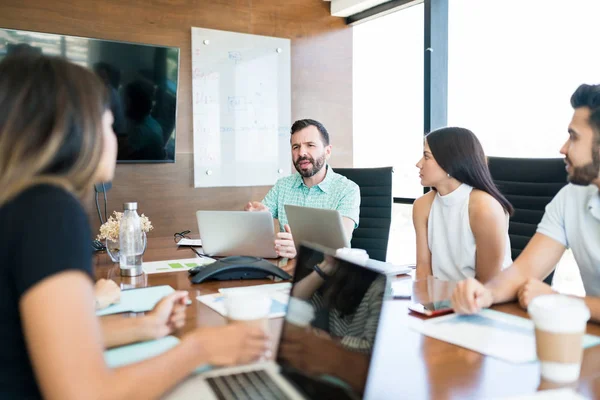 Equipe Negócios Criativa Discutindo Mesa Escritório — Fotografia de Stock