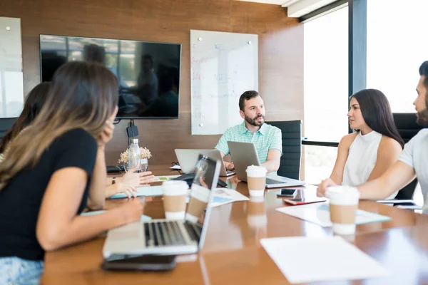 職場での会議でチームと計画を議論する中間大人のマネージャー — ストック写真