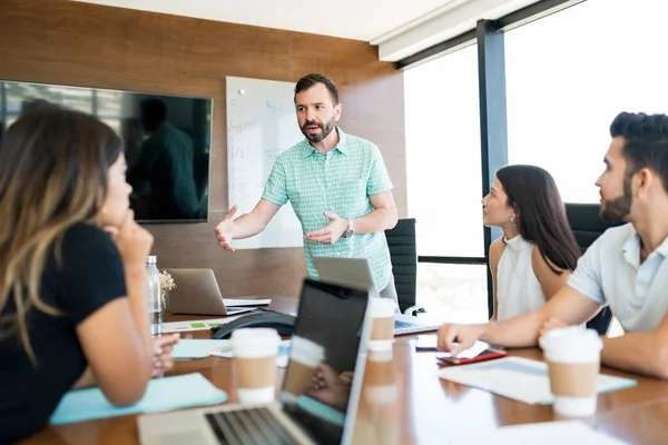 Zelfverzekerde Hispanic Manager Gebaar Terwijl Het Uitleggen Van Collega Vergaderruimte — Stockfoto