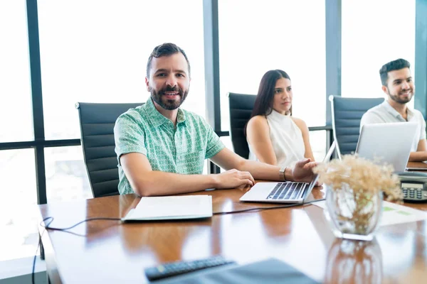 Portret Van Leider Zittend Met Laptop Collega Aan Bureau Vergaderzaal — Stockfoto