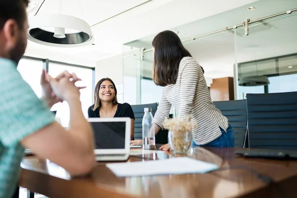 Glimlachende Jonge Vrouwelijke Collega Bespreken Tijdens Ontmoeting Met Manager Kantoor — Stockfoto