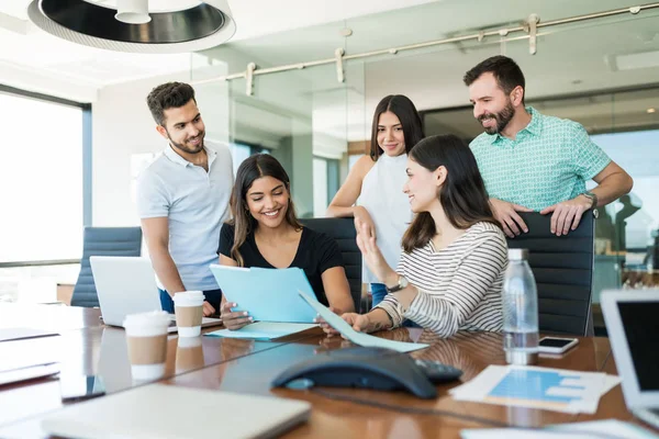 Colegas Sonrientes Planeando Archivo Sala Reuniones Oficina Coworking — Foto de Stock