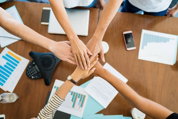 Imagen Recortada Compañeros Trabajo Apilando Las Manos Sobre Escritorio Durante — Foto de Stock