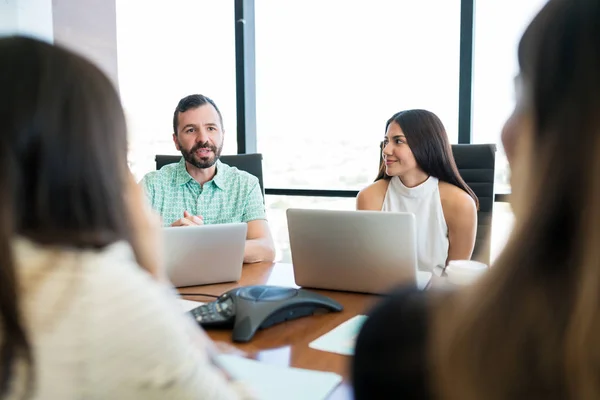 Empresarios Empresarias Que Trabajan Ordenadores Portátiles Reunión Oficina — Foto de Stock