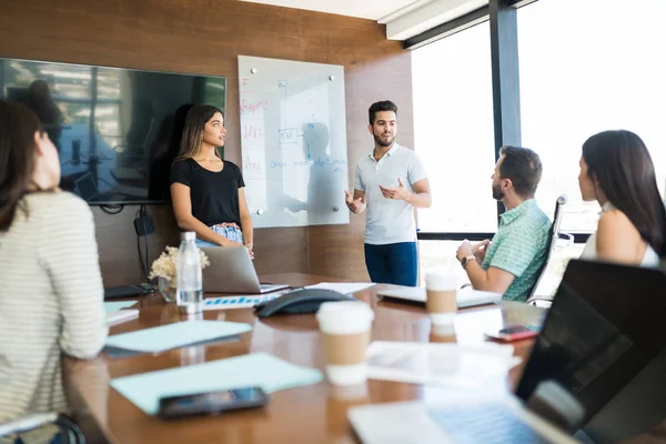 Självsäkra Unga Medarbetare Som Förklarar Strategi För Kollegor Mötesrum Coworking — Stockfoto