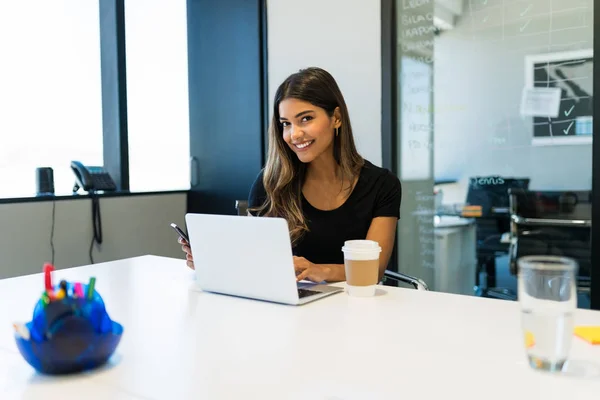 Retrato Bela Jovem Empresária Sentada Com Laptop Mesa Escritório Criativo — Fotografia de Stock