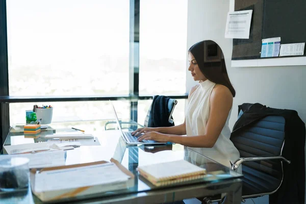 Jovem Empresária Confiante Usando Laptop Enquanto Senta Mesa Cubículo — Fotografia de Stock