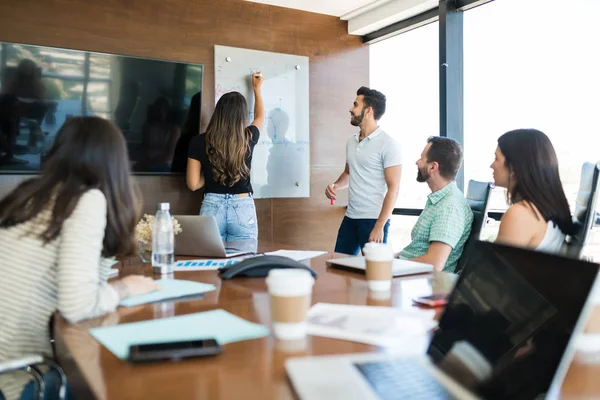 Collega Kijken Naar Zakenvrouw Schrijven Whiteboard Kantoor Tijdens Presentatie — Stockfoto