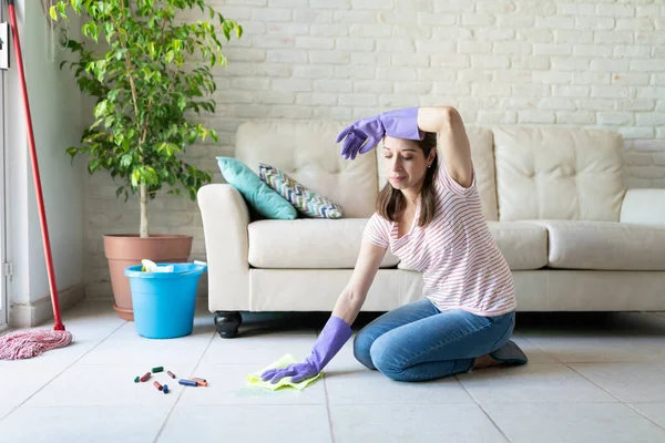 Mujer Cansada Abrumada Limpiando Sudor Frente Mientras Limpia Desorden Sus — Foto de Stock