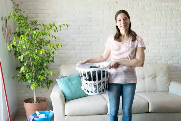 一个可爱的白人家庭主妇提着洗衣篮 准备在家里洗衣服的画像 — 图库照片