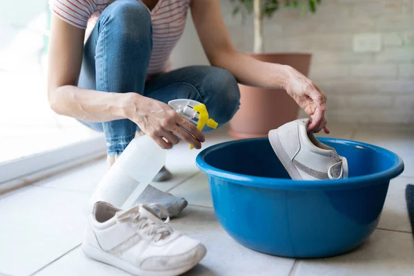 Gros Plan Une Femme Vaporisant Désinfectant Sur Ses Chaussures Intérieur — Photo