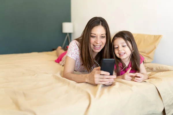 Portrait Pretty Girl Her Mother Wearing Earphones Listening Music Smartphone — Stock Photo, Image