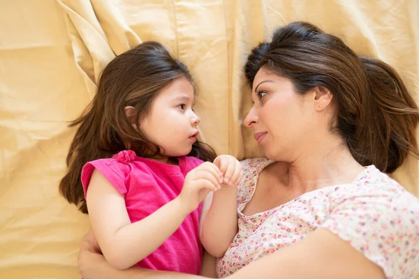 Kafkasyalı Bir Anne Kızın Yatakta Yatıp Birbirlerine Bakmalarının Ciddi Olmalarının — Stok fotoğraf