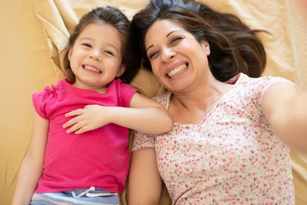 Porträtt Vit Mor Och Dotter Som Tar Selfie Och Samtidigt — Stockfoto