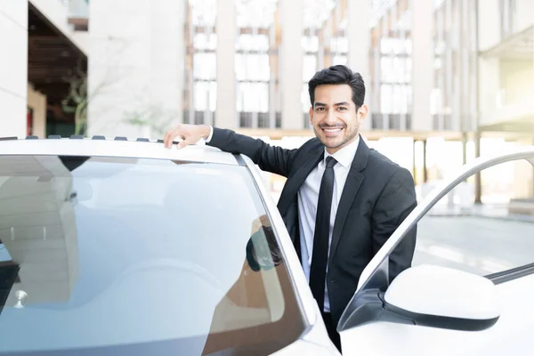 Portrait Jeune Homme Affaires Latin Confiant Devant Une Voiture Neuve — Photo