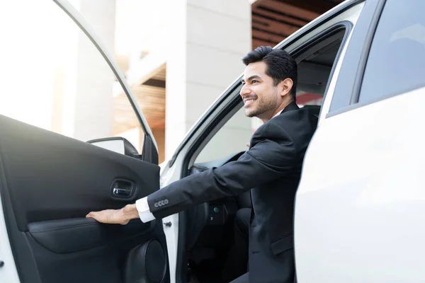 Sonriente Joven Empresario Hispano Subiendo Coche —  Fotos de Stock