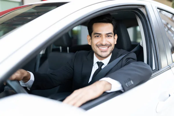 Retrato Confiante Jovem Empresário Hispânico Dirigindo Carro — Fotografia de Stock