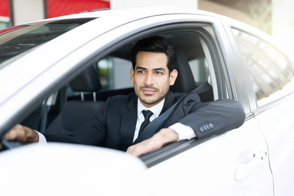Pensativo Jovem Empresário Latino Olhando Para Longe Durante Condução Carro — Fotografia de Stock