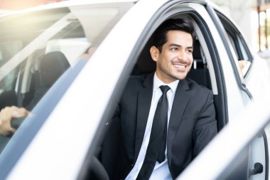 Arabadaki kendine güvenen genç İspanyol işadamı.