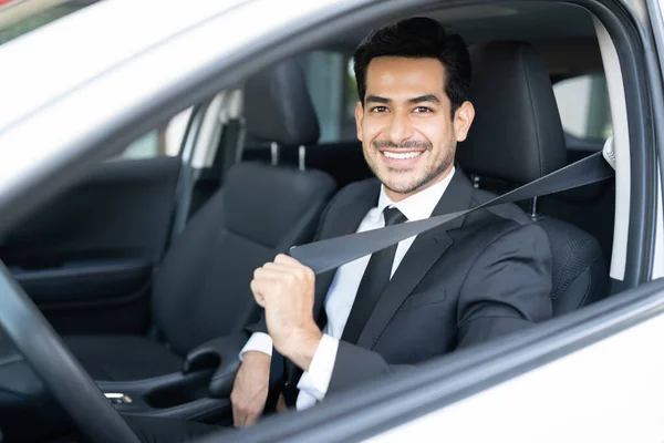 Sorrindo Bonito Jovem Empresário Ajustando Cinto Segurança Enquanto Viaja Carro — Fotografia de Stock