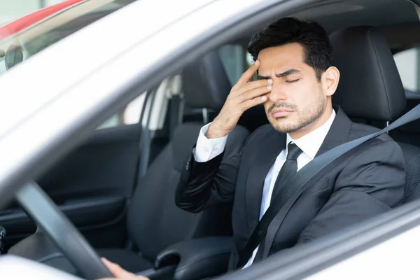 Zmęczony Młody Biznesmen Tarcie Oczu Podczas Jazdy Samochodem — Zdjęcie stockowe
