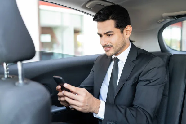 Hispânico Jovem Empresário Mensagens Texto Através Smartphone Enquanto Viaja Táxi — Fotografia de Stock