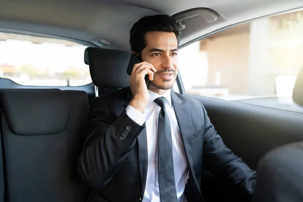 Jeune Homme Affaires Latin Parlant Sur Téléphone Portable Voyage Voiture — Photo