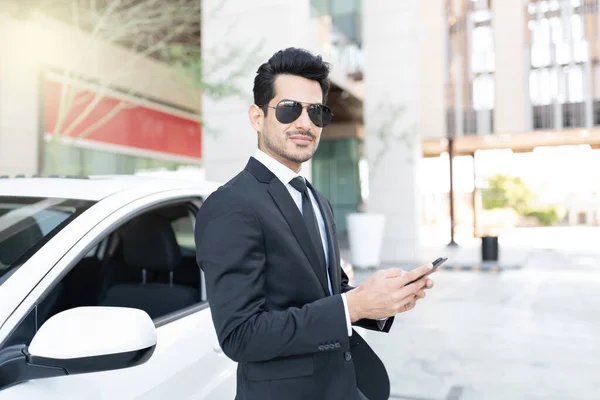 Jeune Homme Affaires Latin Confiant Avec Téléphone Portable Debout Voiture — Photo