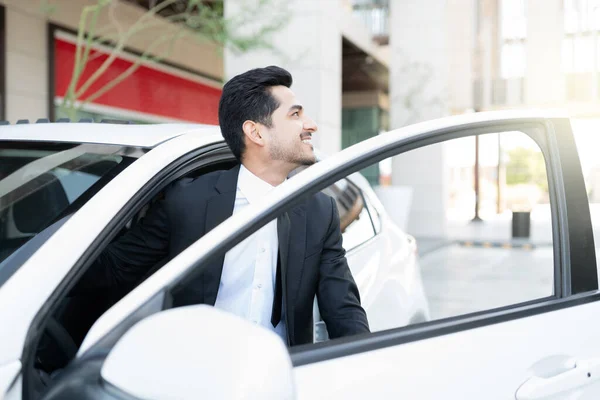 Confiante Jovem Empresário Latino Saindo Carro — Fotografia de Stock