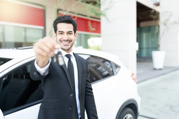 Sorrindo Jovem Latina Negociante Masculino Mostrando Chave Carro — Fotografia de Stock