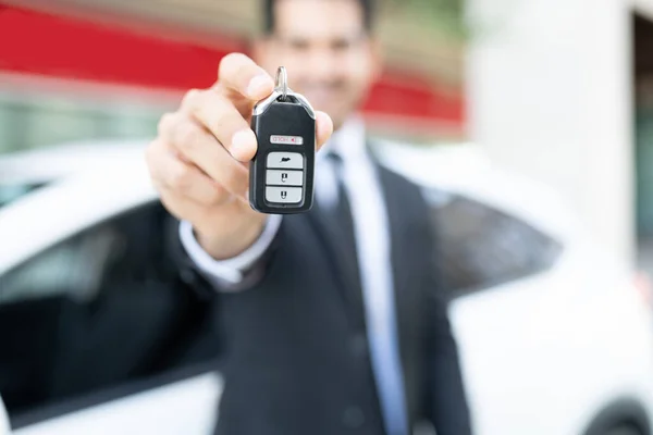 Genç Spanyol Erkek Satıcı Arabanın Anahtarını Gösteriyor — Stok fotoğraf