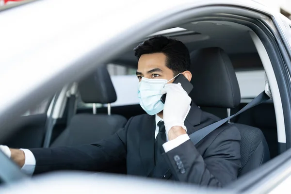 Erkek Sürücü Coronavirus Salgını Sırasında Maske Eldiven Takıp Cep Telefonuyla — Stok fotoğraf