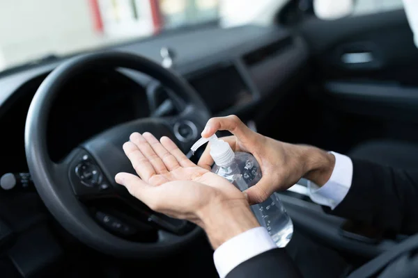 Imagen Recortada Del Conductor Masculino Vertiendo Desinfectante Mano Coche — Foto de Stock