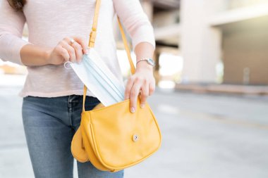 Coronavirus sırasında kadının yüz maskesinin kesilmesi.