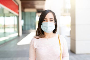 Coronavirus krizi sırasında yüz maskesi takan kadın.
