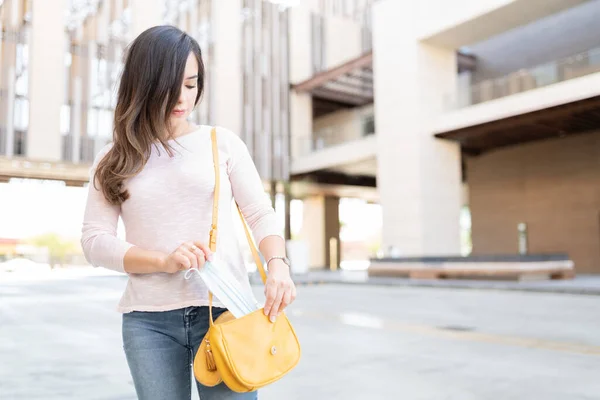 Mulher Adulta Média Branca Removendo Máscara Facial Bolsa Durante Surto — Fotografia de Stock