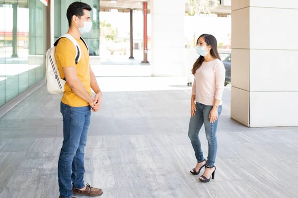 Homem Mulher Conversando Uns Com Outros Mantendo Distância Social Durante — Fotografia de Stock