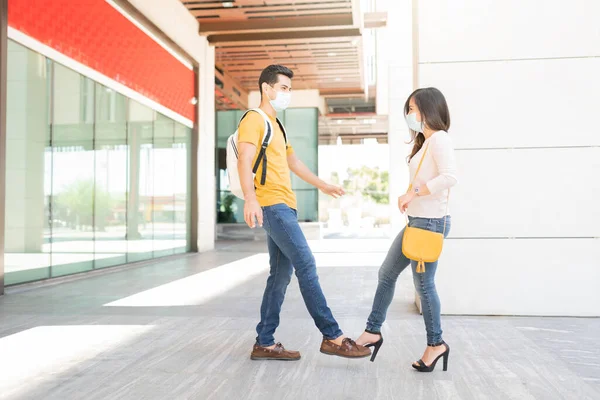 Saluto Uomo Donna Con Rubinetto Pedale Mantenendo Distanza Sociale Durante — Foto Stock