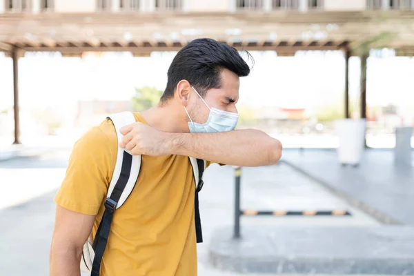 Jovem Hispânico Espirra Enquanto Usa Máscara Facial Cidade Durante Crise — Fotografia de Stock