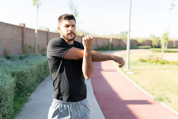 Sporty Jeune Homme Hispanique Faire Échauffement Exercice Sur Sentier Dans — Photo