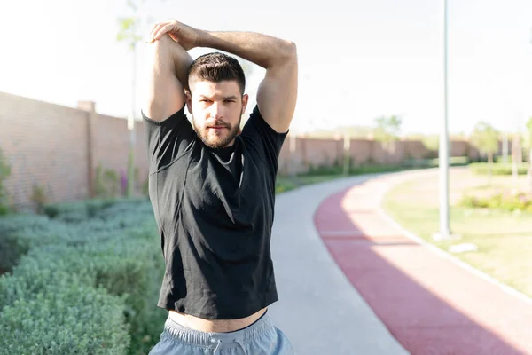 Yakışıklı Spanyol Genç Adam Parkta Egzersiz Yapıyor — Stok fotoğraf