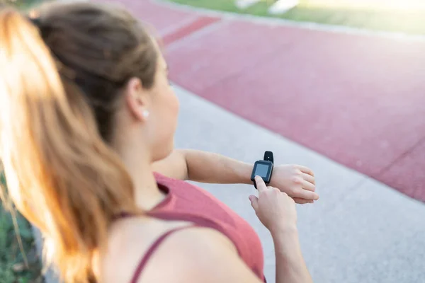 Jeune Femme Athlétique Vérifiant Temps Sur Smartwatch Dans Parc — Photo