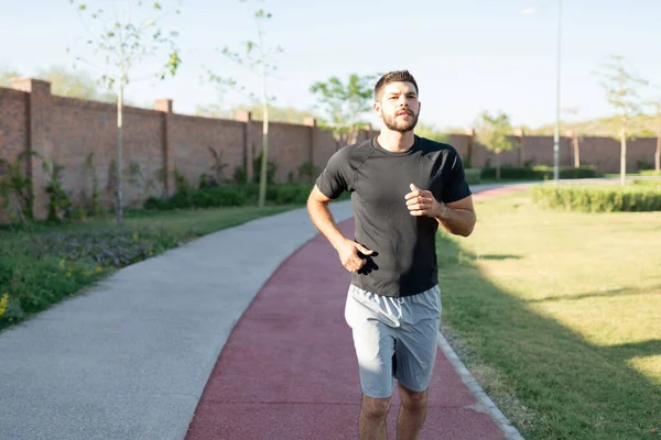 Yakışıklı Spanyol Genç Adam Parkta Yaya Yolunda Koşuyor — Stok fotoğraf