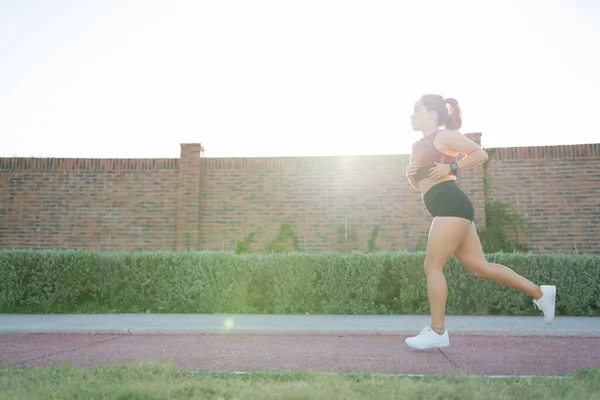 Vue Latérale Jeune Femme Athlétique Faisant Jogging Dans Parc Public — Photo