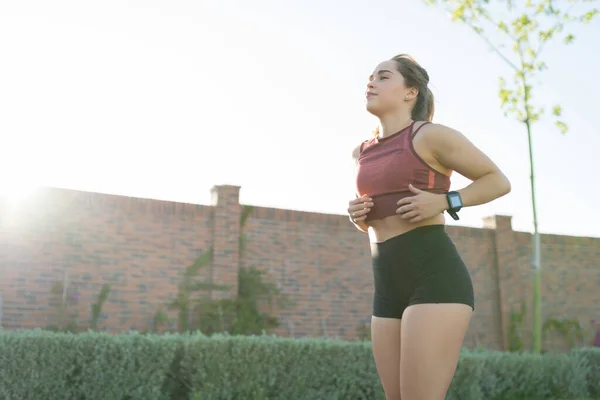 Fiducioso Attraente Giovane Atletica Donna Che Jogging Contro Cielo Luminoso — Foto Stock