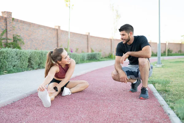 Souriant Homme Femme Athlétique Parlant Tout Travaillant Dans Parc — Photo