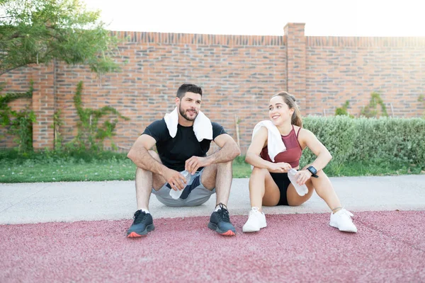 Uitgeputte Jonge Vrouw Man Met Rust Joggen Park — Stockfoto